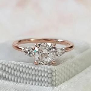 Bague de fiançailles en or rose 14 carats avec trois diamants taille coussin de 1,5 carat, sertie à quatre griffes, pour femme - Product Image 4