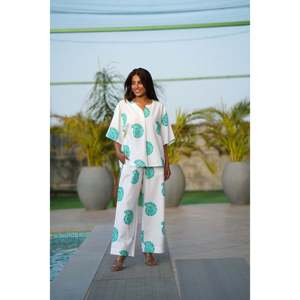 Pantalones cortos de baño Sea Swirl con estampado a mano, elegantes pareos de baño, 100% algodón y lino, ajuste cómodo - Product Image 1
