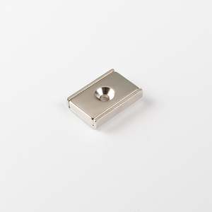 Barra piatta in neodimio 35x24,5x7,5mm con svasatura conica - Product Image 1