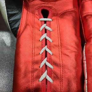 Gants de boxe professionnels personnalisés bon marché d'usine cuir de vachette fixation à lacets 4 couches moule à la main logo personnalisé couleurs noir rouge - Product Image 6