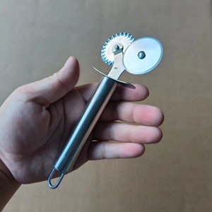 Tagliapizza PT05 in Acciaio con Doppia Ruota, Coltello per Decorazione e Lavorazione dell'Impasto Multifunzione - Product Image 6