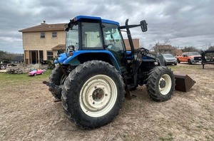 Tracteur HOL LAND TM125 d'occasion, modèle 1051, avec chargeur auto-nivelant 72LA, godet à fixation rapide de 96 pouces avec grappin - Product Image 3
