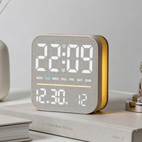 Multifunctionele digitale wekker met zacht licht, weergave van datum en week, helderheidsaanpassing, dubbele alarmen, USB-uitgang