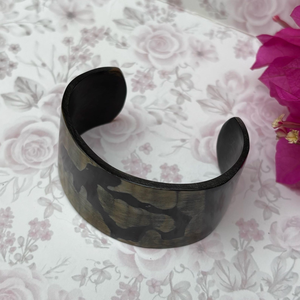 Brazalete de Cuerno Natural Sostenible, Pulido, Hecho a Mano, Ecológico, Accesorio de Moda Moderno para Bodas - Product Image 3