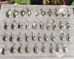 Pendentifs en pierres précieuses pyrite naturelle authentique Collier pendentif en cristal de pyrite poli de qualité supérieure Bijoux de mode en vrac - Product Image 4