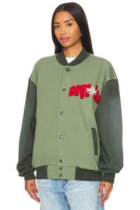 Chaqueta universitaria con botón a presión para mujer, chaqueta de béisbol verde personalizada de diseño único para mujer, Chaqueta corta de lana y Letterman para mujer - Product Image 2