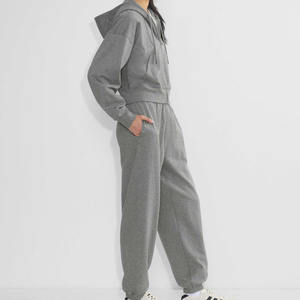 Conjunto Deportivo Corto Gris para Mujer, Sudadera con Capucha y Cremallera Completa y Pantalones Deportivos de Felpa, Ropa Informal Cálida de Invierno, Conjunto Coordinado, Ropa Deportiva Elegante - Product Image 4