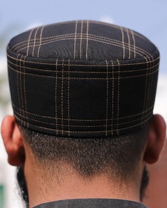 Gorro de oración islámico de tela elegante de alta calidad hecho a mano con diseño cosido tradicional para uso diario en reuniones deportivas - Product Image 4