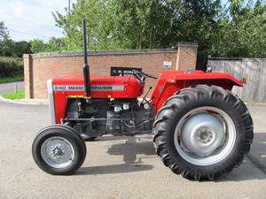 Massey Ferguson Actualiza los Tractores de la Serie 240 con Tracción en las 4 Ruedas, Tractor Agrícola Rojo, Máquina Utilitaria para Granja - Product Image 3