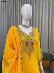 Tenue ethnique indienne en faux georgette, sharara avec des broderies complexes et des sequins pour les mariages et les festivals - Product Image 3