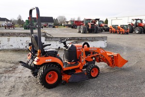 Tractor Kubota con Cargador Frontal Naranja 4x4 para Jardín Multifuncional - Product Image 4