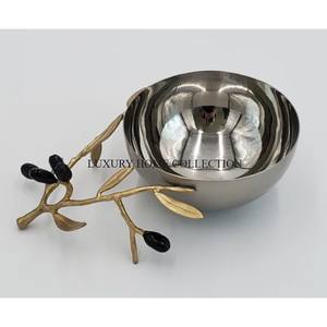 Encantadores cuencos de metal para servir con un acabado rústico y detalles elegantes perfectos para crear un ambiente acogedor y acogedor para comer. - Product Image 1