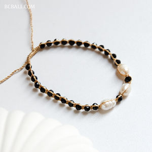 Elegante pulsera de perlas auténticas adornada con cuentas de cristal brillantes y delicados dijes de concha, elaborada para la moda de alta calidad. - Product Image 6