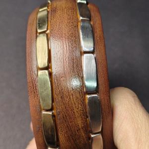 Brazalete de Madera con Incrustaciones Metálicas de Dos Tonos Premium, Brazalete Artesanal de Madera con Incrustaciones de Latón Dorado y Acero Plateado para Mercados Globales - Product Image 2