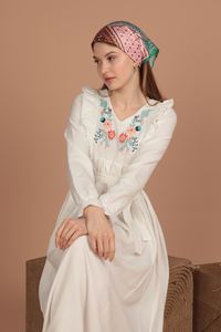 Robe maxi à col en V respirante en tissu Aerobin naturel à fleurs douces pour femmes, vente en gros - Product Image 5