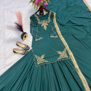 ชุดปาร์ตี้งานแต่งงานผ้าเครปลำดับไหม & ชุดปักลาย zari และ lehenga พร้อมลำดับเส้นขอบลูกไม้แฟนซี - Product Image 1