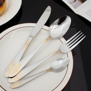 Juego de Cubiertos Minimalista con Acabado Plateado y Detalles Dorados, Acero Inoxidable para Cenas en Casa, Comidas Formales y Eventos, de la India - Product Image 5