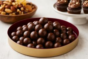 La bandeja de servicio de metal con acabado dorado y negro agrega un toque lujoso a su Mesa, haciendo que cada momento de servicio sea especial - Product Image 3