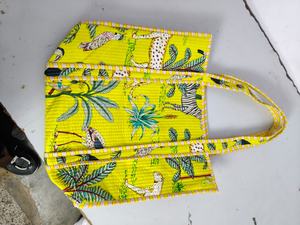 กระเป๋าโท้ทผ้าควิลท์งานแฮนด์เมดลายป่าดิบชื้น ทำจากผ้าฝ้ายสไตล์โบฮีเมียน สำหรับผู้หญิง ใช้เป็นกระเป๋าสะพายไหล่ หรือขายต่อ - Product Image 4