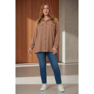Camisa de talla grande para mujer con detalle de bolsillo color camel - Product Image 3
