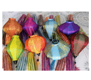 La linterna de seda hecha a mano de primera calidad de Vietnam ofrece una elegancia atemporal para interiores modernos - Product Image 1