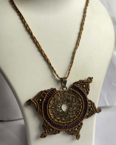 Fournisseur de gros Pendentif macramé en fil gris à fleurs rondes Collier à pendentif macramé en fil long pour cadeau de soeur - Product Image 1