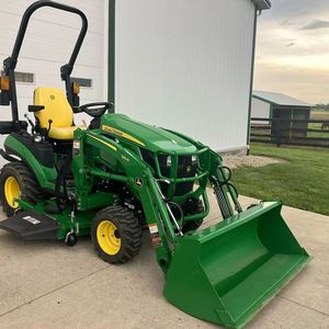 Tracteur utilitaire compact d'occasion de haute qualité Jon Deere 1025R 4x4 avec plateau de tonte, équipement de jardinage et de coupe d'herbe, livraison rapide - Product Image 4
