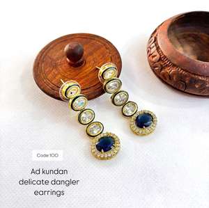 Kundan Jhumkas élégantes pour femmes intemporelles avec des boucles d'oreilles en perles de fête pour une utilisation nuptiale - Product Image 1