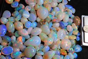 หินอัญมณีทรงหลังเบี้ยโอปอลเอธิโอเปียนผสมทรงหลวมหินโอปอลที่มีสีสันสวยงามสีรุ้งเรียบ - Product Image 5