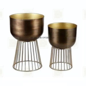 Petits Pots de fleurs et jardinière de forme ronde en métal de qualité supérieure plaqués or de haute qualité à texture martelée pour le jardin et la décoration intérieure - Product Image 4