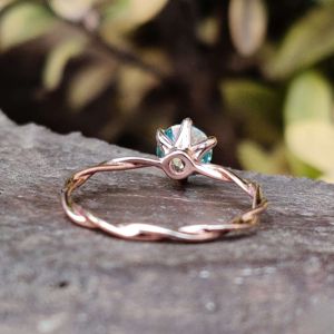 Anillo de compromiso de diamante de corte redondo azul atemporal con juego de moissanita en plata de ley 925 para mujer - Product Image 5