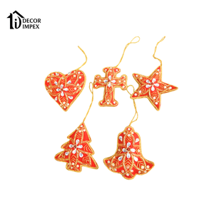 Juego de Adornos Colgantes Bordados a Mano con Zari Rojo |   Estrella de Corazón de Seda con Cuentas - Product Image 1