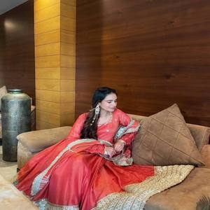 Traje Anarkali de Seda Chinon de Diseño VASTRA COTTAGE con Lentejuelas Bordadas, Dupatta con Estilo, Borde de Encaje Elegante y Pantalón de Microalgodón - Product Image 4