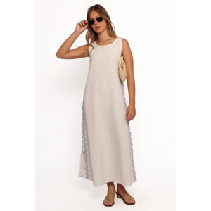 Robes classiques pour femmes avec des éléments de design contemporains offrant une coupe décontractée et un look attrayant pour les besoins de la mode quotidienne - Product Image 2