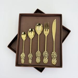 Ensemble de couverts en laiton antique doré de qualité supérieure avec manche au design classique, cuillère, fourchette et couteau en laiton doré élégant en Inde - Product Image 1