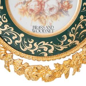 Assiette décorative vintage avec accents dorés, pièce d'exposition florale classique pour une décoration intérieure élégante - Product Image 3