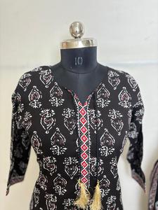 Kurti de algodón estampado negro con Dupatta y pantalón a rayas - Product Image 3