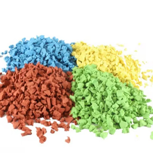Material de superficie resistente de gránulos de goma para verter en húmedo en el campo de juego, gránulos de goma roja EPDM de campo de juego escolar de 1-4mm a la venta - Product Image 1