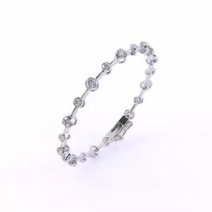 Bracelet tennis minimaliste en or et diamant taille ronde Bracelet empilable Moissanite Cadeau d'anniversaire romantique pour femme - Product Image 2