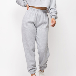 Chándal corto de lana para mujer con capucha y joggers Conjunto a juego Ropa de descanso de invierno Traje de gimnasio Logotipo personalizado Chándales recortados - Product Image 4