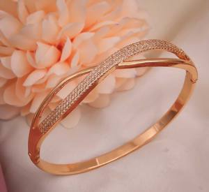 กำไลข้อมือดีไซน์เนอร์แบบบางชุบทอง ประดับด้วยเพชรคิวบิกเซอร์โคเนีย (AD) แบบฝังช่อง  วัสดุอัลลอยด์คุณภาพพรีเมียม เครื่องประดับแฟชั่นสำหรับงานปาร์ตี้สำหรับผู้หญิง - Product Image 2