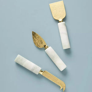 Ensemble de couteaux à fromage de luxe avec manches en résine blanche et lames en acier inoxydable doré Outils à fromage gastronomiques 3 pièces pour la gastronomie - Product Image 1