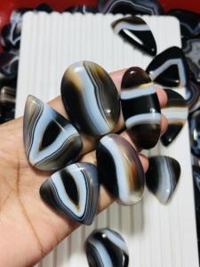 Agate noire à bandes 100% naturelle, pierre précieuse en vrac de haute qualité pour la fabrication de bijoux, formes variées, grossiste direct - Product Image 3