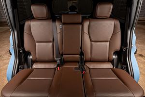 Toyota Land Cruiser 2025, Camioneta 4x4 Usada, Motor Gasolina/Eléctrico, Capacidad 4L, Transmisión Manual/Automática, Asientos de Cuero, R16 Oscuro, Disponible - Product Image 5