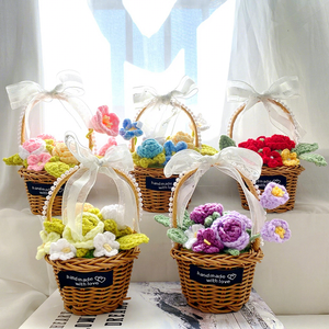 Panier de fleurs tricoté à la main transfrontalier avec roses artificielles, lys et gypsophile pour la fête des enseignants/la fête des mères - Product Image 2