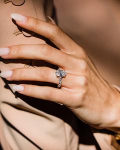 แหวนหมั้นเพชรโมอิสทรงรีตัดขนาด10x8มม. พร้อมวงฮาโลและสายรัดในการตั้งค่าแบบคลาสสิก | เครื่องประดับเจ้าสาวคุณภาพดีสำหรับงานแต่งงาน - Product Image 5