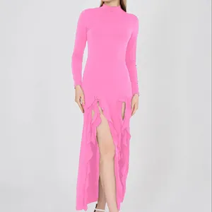 فستان وردي بأكمام طويلة مُزين بثقوب على كلا الجانبين ولون وردي يناسب الحجم المحدد