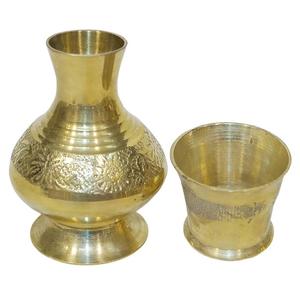 Surahi de Latón Puro Vintage de Alta Calidad con Grabado y Acabado Pulido para Uso en la Cocina, Artículo de Cocina Árabe Antiguo - Product Image 1