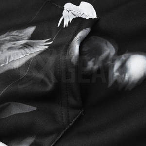 Sweat à capuche imprimé léger pour hommes avec tissu respirant et coupe tendance idéal pour les vêtements de rue - Product Image 4