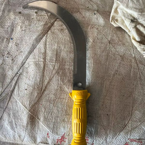 เคียวตัดหญ้าเหล็ก ด้ามไม้ 10.5 ซม. ใบมีด 11 นิ้ว ชุบดำออกไซด์และสังกะสี กำลังขายดี - Product Image 1